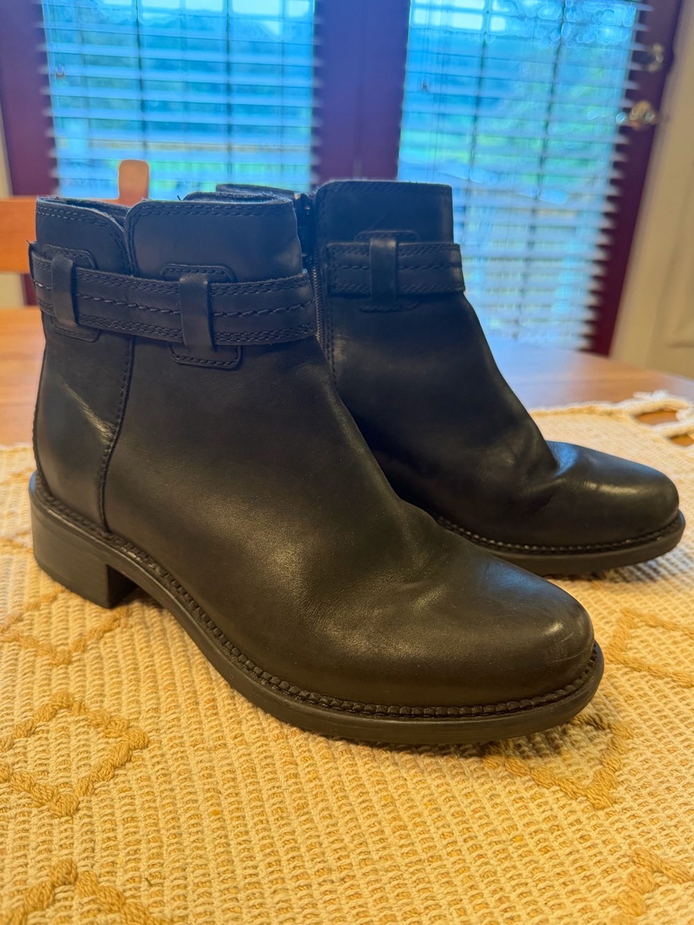 Clarks Women's Maye Ease Ankle Booties in black leather size 7